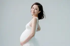 杨怡晒7个月孕肚写真，身材依旧纤细没走样，轻抚孕肚母爱满满图片