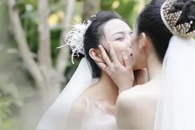 杨丽萍爱徒水月大婚，与同性爱人举行婚礼，同穿婚纱眉眼尽显甜蜜图片