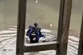 蹚着积水，冒雨背着5名学生上学 张家界民警叔叔的背温暖了这个雨天！图片