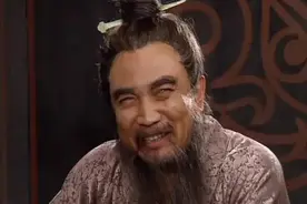 关羽出战华雄，袁术怒骂，为何曹操却力挺？曹操这三句话中藏玄机图片