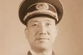 陕北红军出身的开国中将，肃反中险些被枪毙，南海舰队首任司令员图片