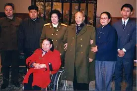 她有三个女儿，两个嫁给了毛主席的儿子，还有一个嫁给了谁？图片