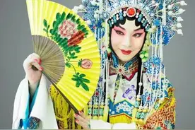 居家防疫  陪老母亲看戏图片