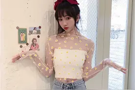 原来时髦精们都是这样穿吊带背心的！时而元气满满，时而妩媚动人图片