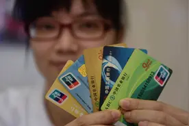 10年涨了37倍！信用卡透支正拖垮90后，银行为何仍不降价？图片