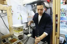 44岁男星开面馆亏损百万：上了生活的贼船，就做开心的海盗图片