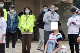 广州一美女大学生，穿丝袜参加运动会，获小组第一，引众人围观图片
