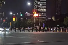 点赞！南昌公安“拉链式”人墙疏导秋水广场人流图片