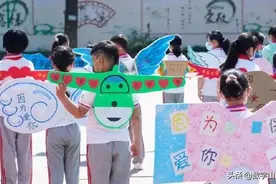 太萌了！太原的小学生背着自制DIY翅膀去上课图片