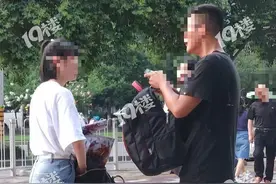 杭州姑娘站在路边，突然一个陌生男子向她单膝跪地…图片