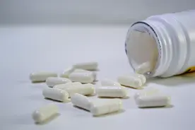 甲减患者，长期吃优甲乐掉头发，怎么回事？医生告诉你原因图片