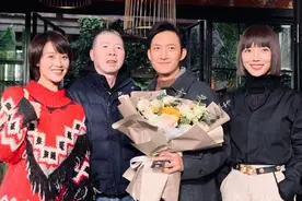 冯小刚与演员杀青留念，62岁病态尽显，站两位美女中间太扎眼图片