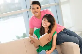 妻子去洗澡，丈夫帮忙接电话：宝贝，他今晚在家吗，我想你了图片
