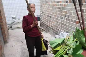 快一百岁的农村老人，每日闲不住，忙里又忙外图片