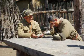 朝鲜战场上两将相遇，一聊天才发现，他们竟是失散十八年的亲兄弟图片