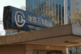 海淀万寿路乌鸦成“灾”，专家称乌鸦聚集系历史原因视频封面