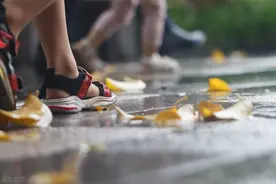 光脚穿鞋更凉快，但你知道吗？穿鞋不穿袜可能存在这些隐患图片