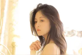 床上美女修长美腿写真图片