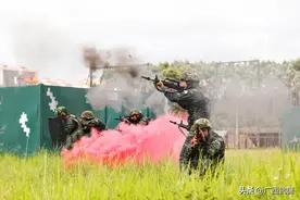 下队百天的列兵说，见过最粗糙、最柔软的手，都属于他…图片