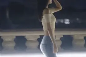 小说：我陪美女同事看电影，看到前面情侣动静，她小声说：真厉害图片