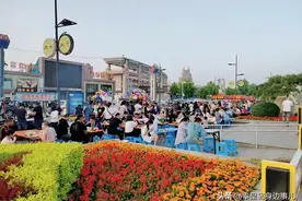 城管来了！今天起，人民广场南侧不能再摆地摊了图片
