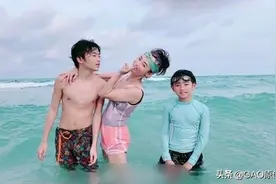 张柏芝带儿子海边度假，黑帽男子频繁现身，疑第三胎父亲曝光？图片