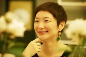 这个50+的女人告诉我们：在优雅面前，美貌和潮流都要让道图片