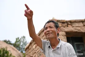 63岁单身大爷，独居大山养老，住房非常特别，三观端正让人佩服图片