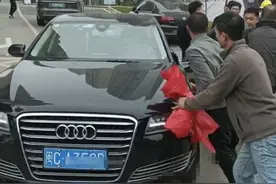 讨薪纠纷中民工躺奥迪车下被轧伤，官方通报：成立调查组，依法依规追究责任图片