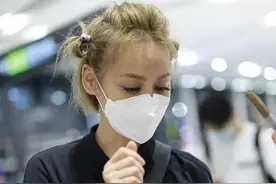 宁静扮嫩发力过猛，染一头金发还能接受，左右扎两个小啾啾看不懂图片