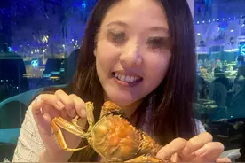 安徽：6个女生吃自助只吃螃蟹，154个蟹壳摆满一桌，老板欲哭无泪图片