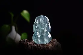 大师每日精品翡翠一览：龙石种翡翠、 飘阳绿宽边手镯、 果冻绿翠图片