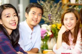 大学同学聚会，男的AA制女的免单，男班长结账后直言再也不聚了图片