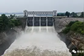 商城县鲇鱼山水库二次开闸泄洪！泄洪道大桥出险、陶家河渡槽告急图片
