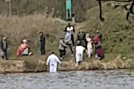 英男女防疫期湖中上演鸳鸯浴，岸上近20人欢呼，路过儿童目睹过程图片
