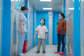 7岁女孩带残疾姐姐上学 如今姐姐能站起来了图片