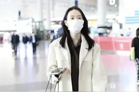 童瑶穿搭又“火”了，白色大衣配深棕色内搭简约干练，稳重洋气图片