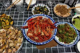 老公花400元做了一桌好菜，约朋友来家里看球，结束后却有点后悔图片