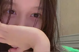 关晓彤晒出9宫格自拍，注意力都在她的嘴巴上，被鹿晗亲肿了？图片