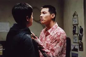哥俩妈妈偏心培养，溺爱老大，最后成了学霸，打骂老二成了学渣图片