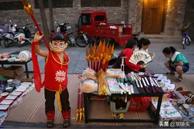 女子摆地摊一天仅卖70元，6岁儿子身披哪吒战袍助阵，收入涨到300图片