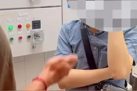 男子在男厕偷拍被前八一男篮队长抓获，手机里有800多个视频图片