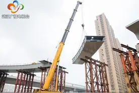 6天吊装1600吨！杨泗港快速通道青菱段NH匝道钢箱梁顺利合拢图片