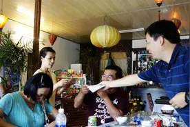 中国游客在巴基斯坦旅行，吃完饭结账时，被账单吓了一跳图片