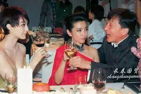 成龙与范冰冰李冰冰同框旧照曝光 举杯热聊显亲密图片