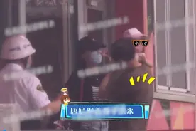 唐嫣接女儿放学，小宝宝穿着粉嫩样子像妈妈，蹒跚学步可爱极了图片
