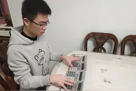 花式感恩 “00后”大学生用计算器弹奏歌曲致敬抗“疫”英雄图片