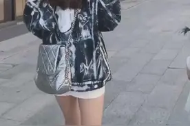 懒理前夫曹云金绯闻 唐菀带女儿出游秀好身材图片