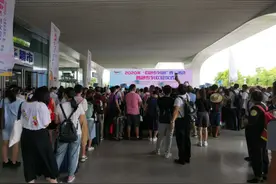 一火车广东游客抵达南宁！广西旅行社已恢复超七成 官方优惠购票小程序即将上线图片