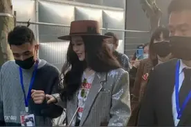 归来仍是巨星！范冰冰穿亮片西装看秀太惊艳，扎明星堆里白到发光图片